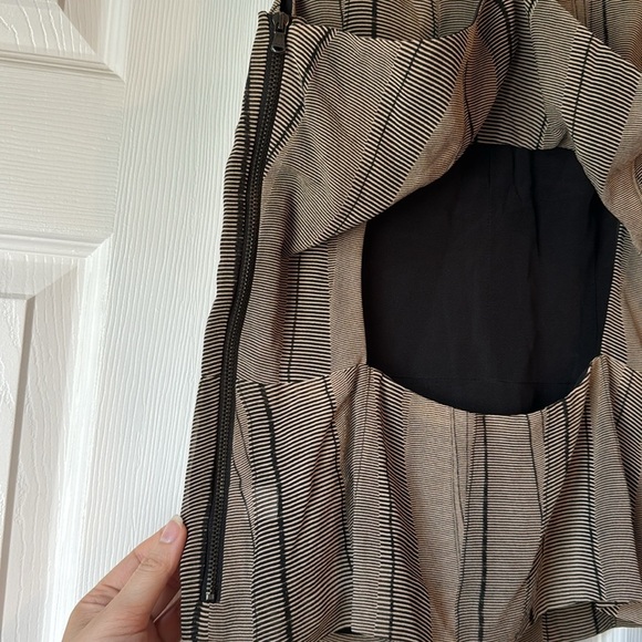 Brian Reyes Silk Striped Open Back Ruffle Tank Top Size 4 made in USA - Picture 12 of 13